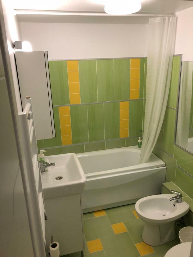 Green Apartment 6 Bukares Bagian luar foto